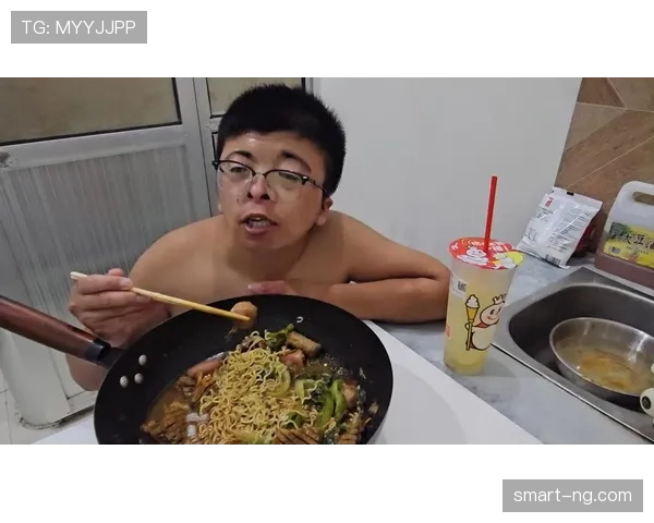 蒋圣龙这训练完直接躺平吃泡面的样子，真不像年薪几百万的主